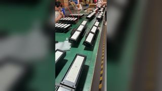 Oświetlenie stadionowe MeanWell ELG 250 W LED o wydajności 130 lm/w i wodoodporności IP65 do użytku na zewnątrz